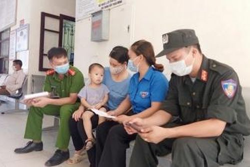 Khen thưởng hai chiến sĩ công an hiến máu cứu người trong vùng dịch