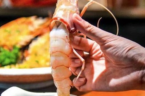 Chỉ làm duy nhất việc này trước khi ăn tôm và người đàn ông tử vong: Chuyên gia cảnh báo nguy cơ khi ăn hải sản có vỏ!