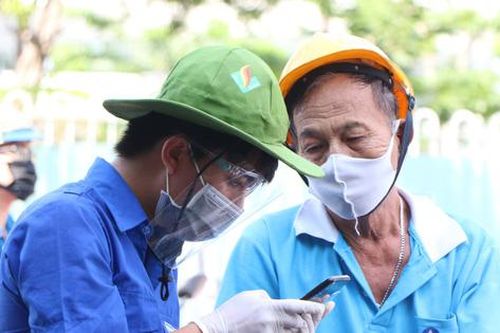 TP.HCM: Người dân ngỡ ngàng vì phải khai báo y tế online ở chốt kiểm soát dịch quận Gò Vấp