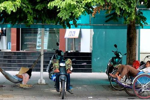 Người dân Huế nhọc nhằn mưu sinh giữa cái nắng như thiêu