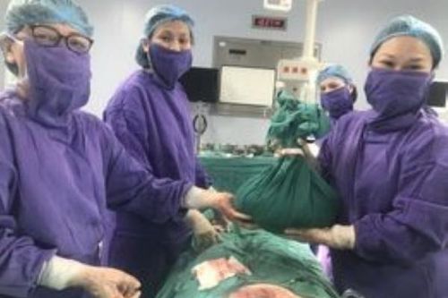 Giải thoát khối u buồng trứng 10 kg cho cụ bà 80 tuổi