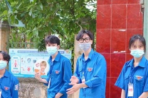 Nhan sắc 'đốn tim' của dàn tình nguyện viên tiếp sức mùa thi khiến dân mạng liêu xiêu