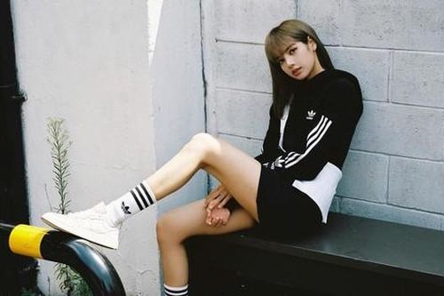 Đôi chân dài 'siêu thực' của Lisa: Ngắm thì thích nhưng lại là nỗi khổ của anh quay phim
