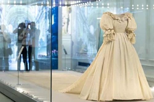 Váy cưới của Công nương Diana được trưng bày tại Cung điện Kensington