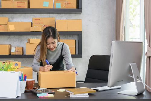 Nhiều khách mua hàng online hỏi cộc lốc 'Giá, bao tiền, inbox'