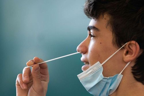 Người dân nhiều nước được mua kit test nhanh Covid-19 ở hiệu thuốc