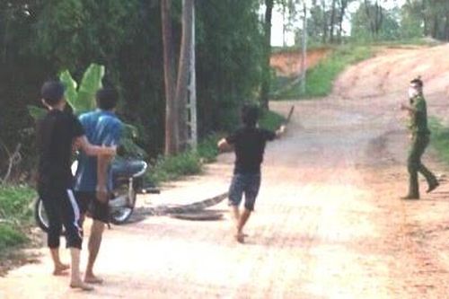 Khởi tố 2 người đuổi đánh công an