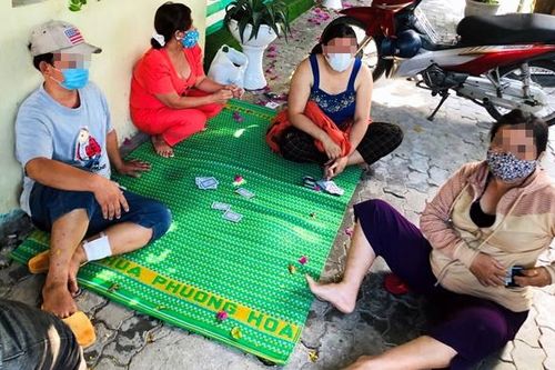 8 người tụ tập đánh bạc ăn tiền trên vỉa hè Đà Nẵng