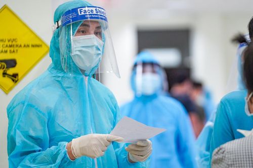 Bên trong khu nghệ sĩ hỗ trợ chống dịch đến 3h sáng