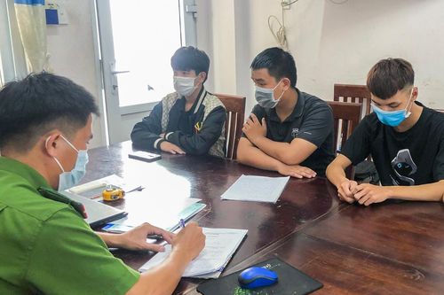 Cảnh sát ngăn chặn nhóm mang dao đi hỗn chiến