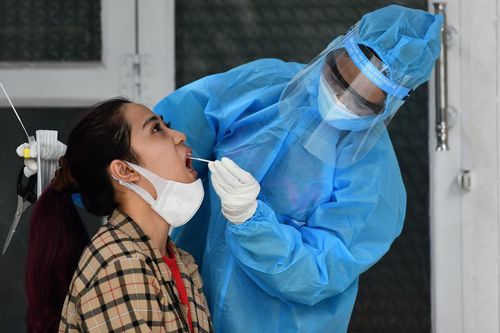 Người dân trong khu phong tỏa Gò Vấp: 'Bình tĩnh sống, chờ dịch qua'