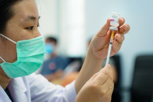 Đề xuất ưu tiên tiêm vaccine cho công nhân thu gom rác tại TP.HCM