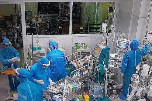 Những đêm dài cứu bệnh nhân Covid-19 và sự khốc liệt của đại dịch