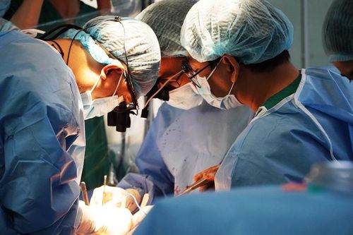 Mổ xuyên đêm cứu sống bệnh nhân bằng kỹ thuật lần đầu áp dụng tại Việt Nam