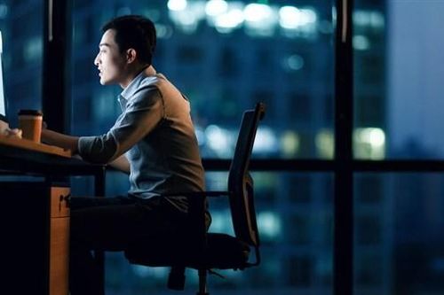 'Làm việc đến chết': Hiện thực không lối thoát