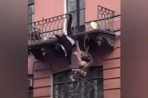 Ngã từ ban công cao 25 mét sau cuộc tranh cãi, cặp đôi sống sót hy hữu