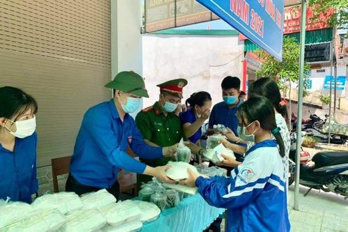 Giáo viên vùng cao nấu cơm, đưa đón thí sinh khó khăn dự thi vào 10