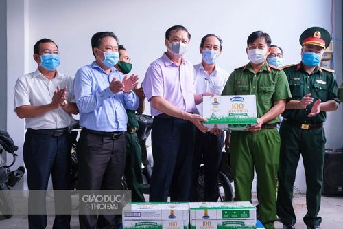 Cần Thơ: Lãnh đạo thành phố thăm hỏi, tặng quà lực lượng kiểm tra khai báo y tế