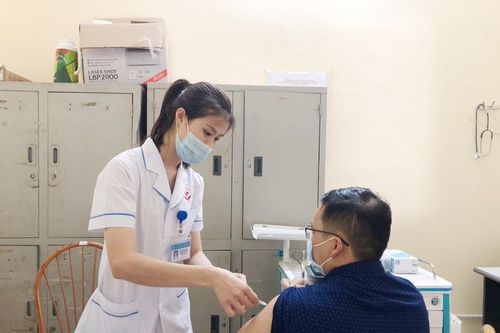 Bắc Giang: Tiêm vắc xin Covid-19 cho 367 thương nhân và lái xe thu mua vải thiều