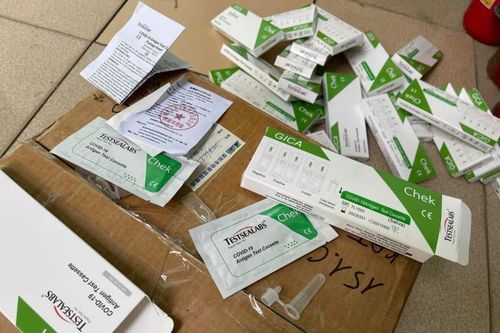Bắt quả tang một cơ sở bán test thử nhanh COVID-19 không rõ nguồn gốc