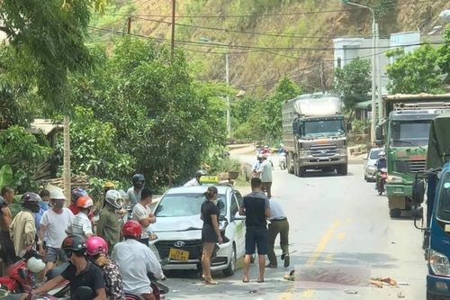 Sơn La: Tông vào ô tô, người đàn ông nguy kịch