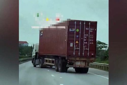 Tài xế lái container đánh võng trên QL5 khi bị cảnh sát yêu cầu dừng xe