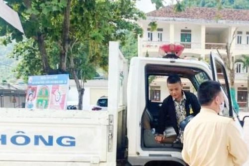 Hỏng xe giữa đường, nam sinh dân tộc Thái được CSGT chở đến điểm thi kịp thời