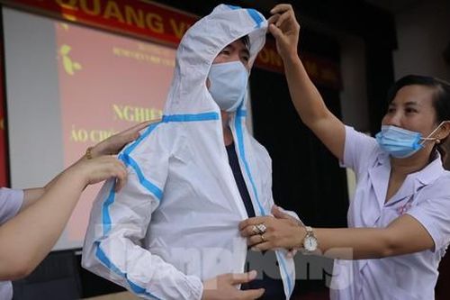 Cận cảnh bộ quần áo chống sốc nhiệt cho nhân viên y tế chống dịch