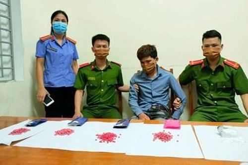 Bị bắt khi mang gần 1.000 viên ma túy đi tiêu thụ