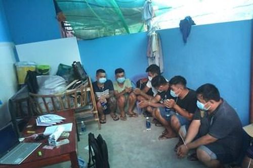 Bắt quả tang 'ổ' đánh bạc bằng hình thức đá gà qua mạng tại vùng quê