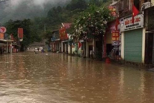 Mưa lớn gây ngập sâu, sạt lở taluy dương ở huyện vùng biên Kỳ Sơn