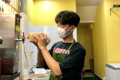 Sinh viên nhọc nhằn cố giữ việc làm thêm trong mùa dịch COVID-19