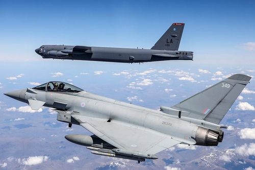'Pháo đài bay' B-52 bay qua không phận 30 nước NATO trong một ngày