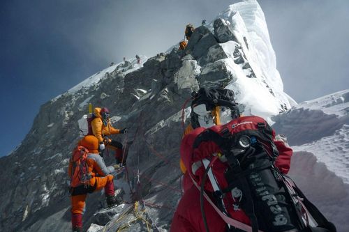 Nhiều người leo đỉnh Everest nhiễm biến thể Nepal, nguy cơ phát tán khắp thế giới