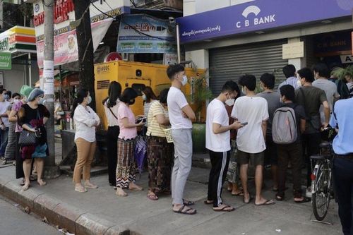 Người gửi rút tiền ồ ạt, các ngân hàng Myanmar bên bờ vực sụp đổ