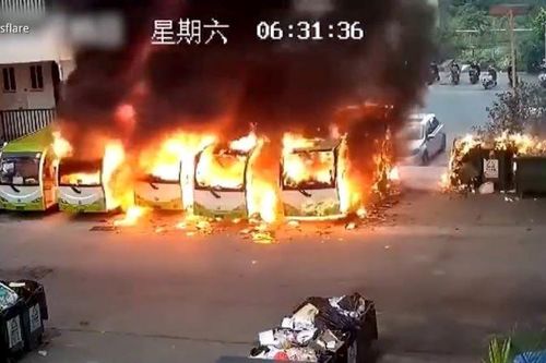 Hàng loạt xe buýt điện bất ngờ bốc cháy dữ dội ở Trung Quốc