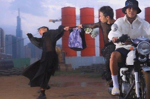 Dân mạng tranh cãi gay gắt về bộ ảnh thời trang dàn cảnh cướp giật