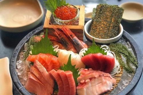 Loạt món hải sản tươi sống hút thực khách