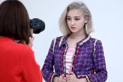 Nancy (MOMOLAND) 'gây bão' khi khoe vòng 1 bốc lửa, bờ vai hờ hững, nhưng chi tiết này mới khiến dân tình náo loạn