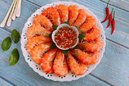 Luộc tôm kị nhất là cho thẳng vào nồi, cứ làm theo cách này tôm ngọt thơm gấp nhiều lần