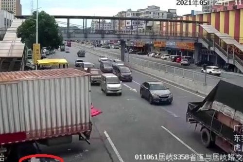 Thanh niên thoát cửa tử một cách khó tin sau khi bị cuốn vào gầm xe tải