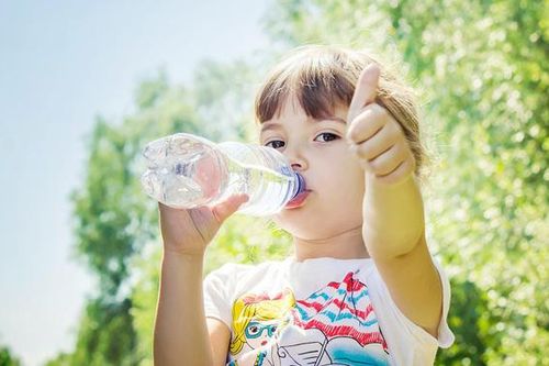 Trẻ em nên uống gì vào mùa hè là tốt nhất?