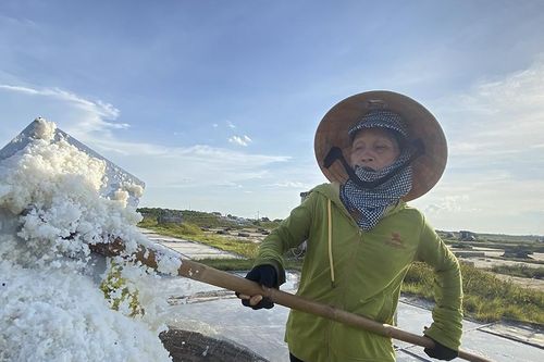 Nghệ An: Khát đầu ra cho hạt muối