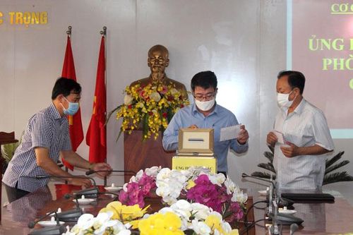 Cơ quan Huyện ủy Đức Trọng quyên góp ủng hộ phòng chống Covid-19