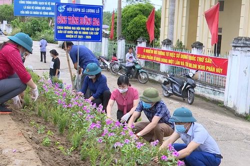 Ra quân trồng tuyến đường hoa nông thôn mới kiểu mẫu tại xã Lương Lỗ