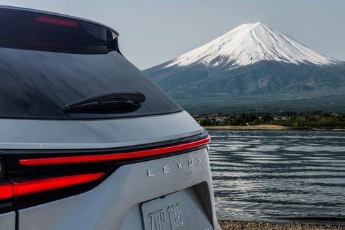 Lexus NX 2022 hoàn toàn mới lộ diện ảnh teaser đầu tiên