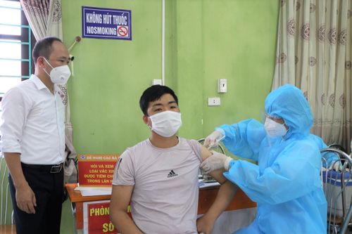 Bắc Giang tiêm vaccine COVID-19 cho 367 thương nhân và lái xe thu mua vải thiều
