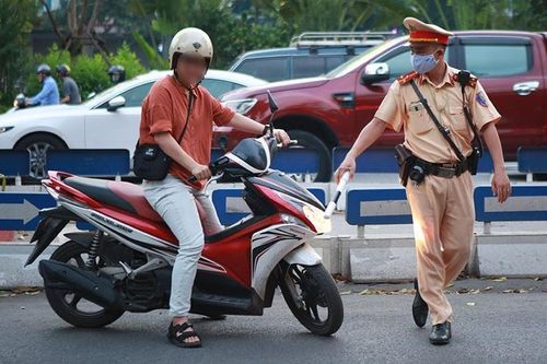 CSGT tuần tra xử phạt người không đeo khẩu trang, giải tán đám đông