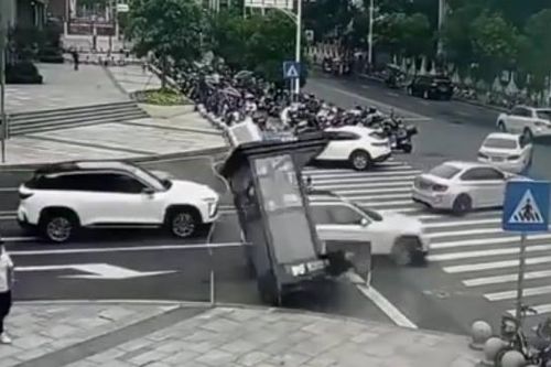 Xe hơi phi như tên bắn, tông đổ bốt bảo vệ, đâm vào cửa hàng