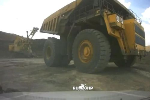 Xe tải cán bẹp xe hơi, 3 người thoát chết thần kỳ